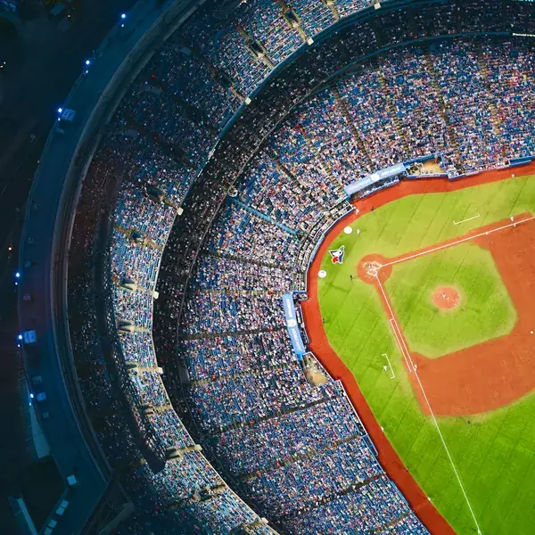 Estadio de béisbol visto desde arriba durante un juego