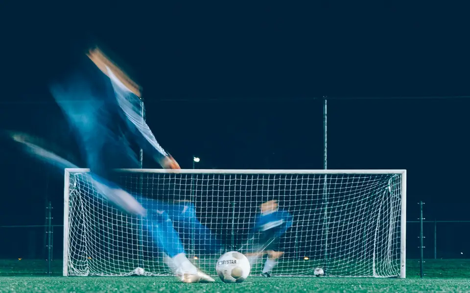 Jugador frente al arco en un penal
