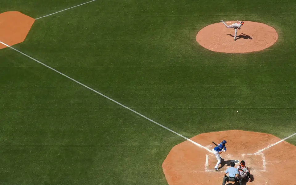 Vista aérea de un campo de béisbol con pitcher y bateador