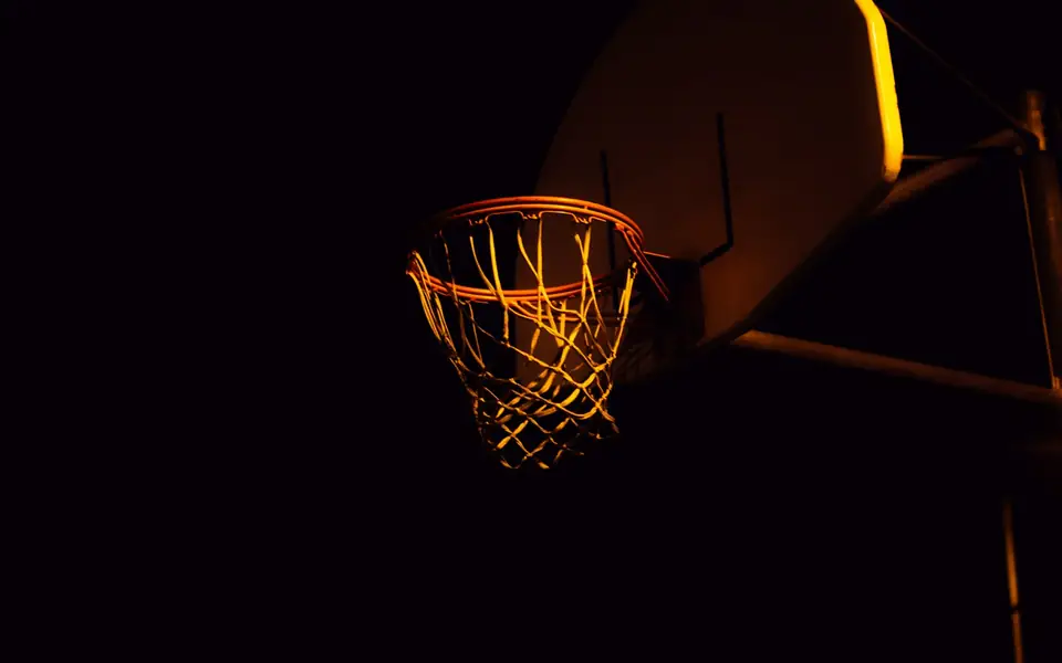 Aro de básquetbol iluminado en la oscuridad